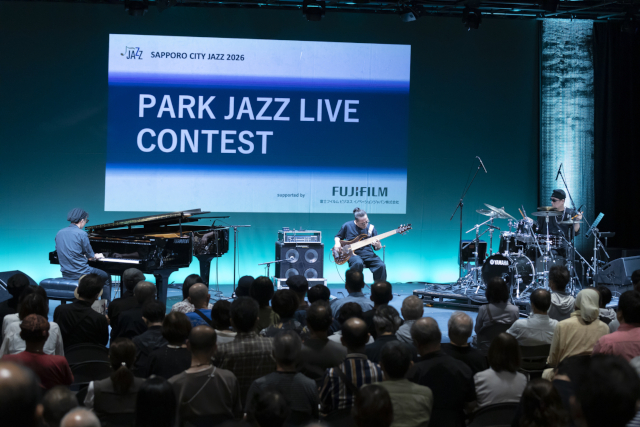 PARK JAZZ LIVE CONTEST のステージで演奏する TOKYO PENGUIN.